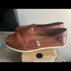 New in box classic leather Toms